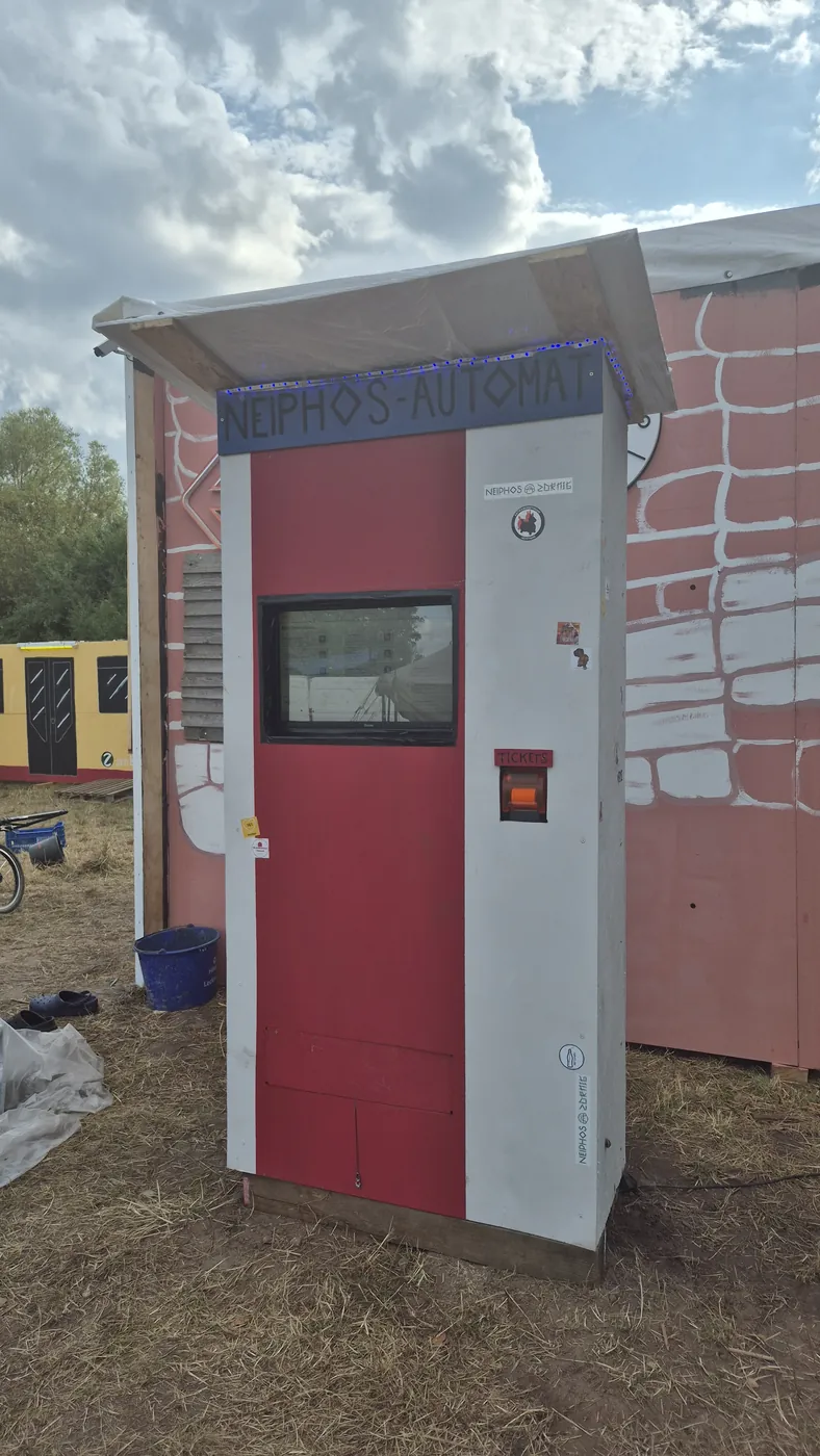 Der Automat aufgestellt auf einem Eventgelände