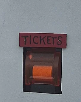 Beleuchtetes Ticketfach am Automaten mit Ticketrolle